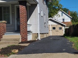 Building Photo - 214 E Kelso Rd