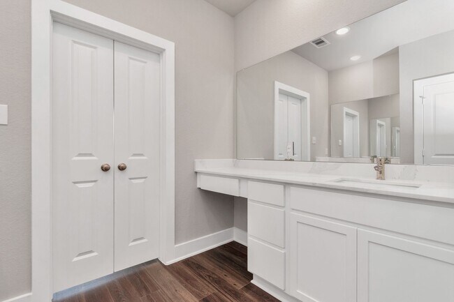 Building Photo - The Live Oak – Where Comfort Meets Conveni...