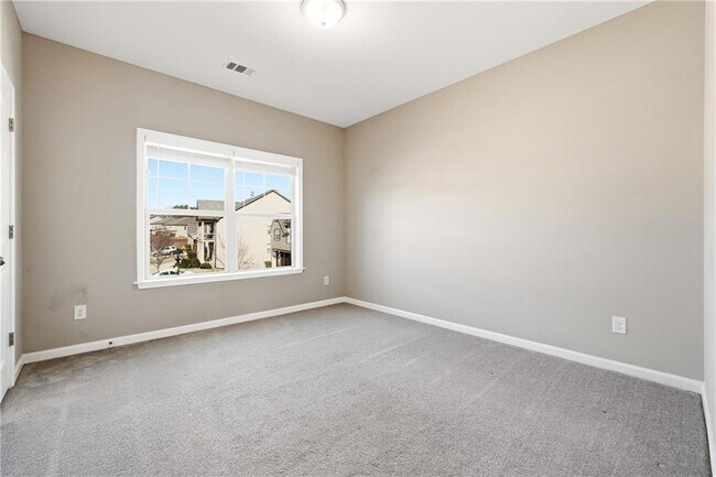 Building Photo - 156 Round Pond Dr