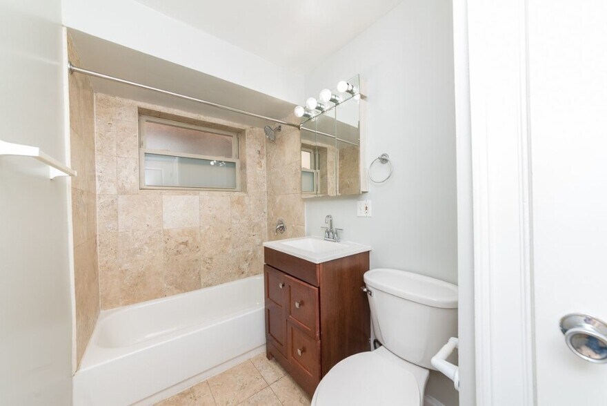 Building Photo - 4540 N Wolcott Ave