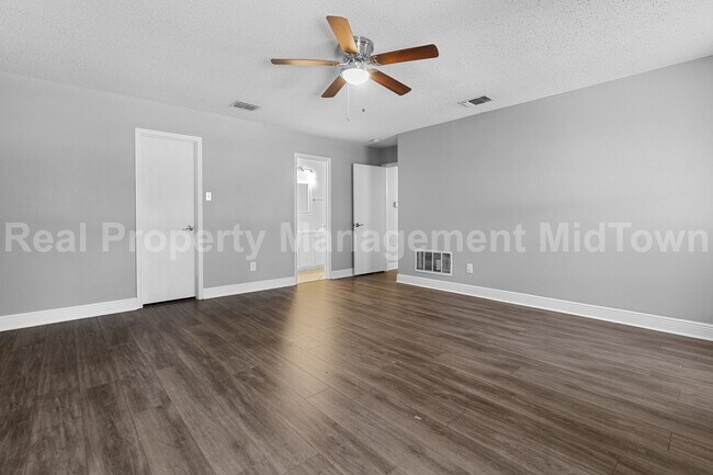 Building Photo - Beautiful 3 - Bedroom Home with pool in Ar...