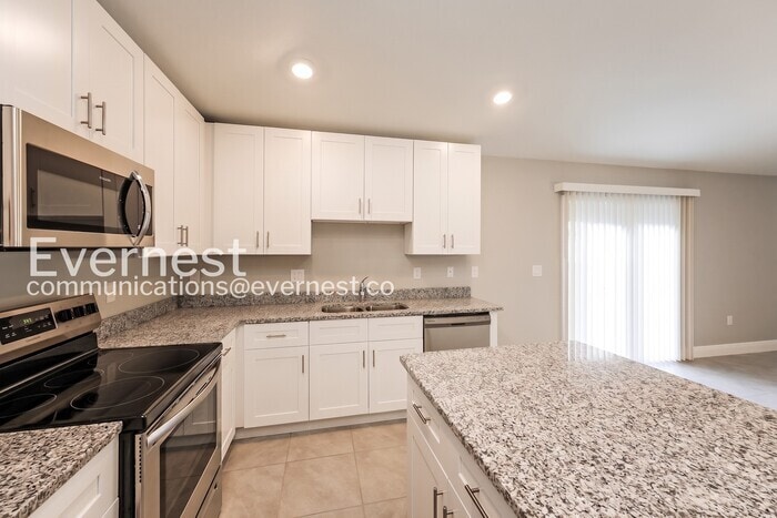 Building Photo - 528 Bristol Cir