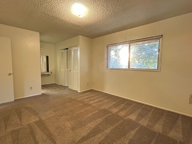 Building Photo - Tempe 3 Bed/1.5 Bath Townhouse w/Community...