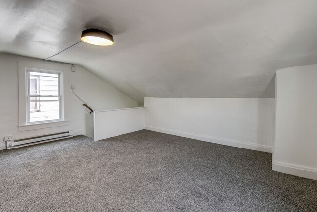 Building Photo - AVAILABLE NOW - Beautifully RENOVATED 3 Bedroom Home w/ TONS of Natural Light!