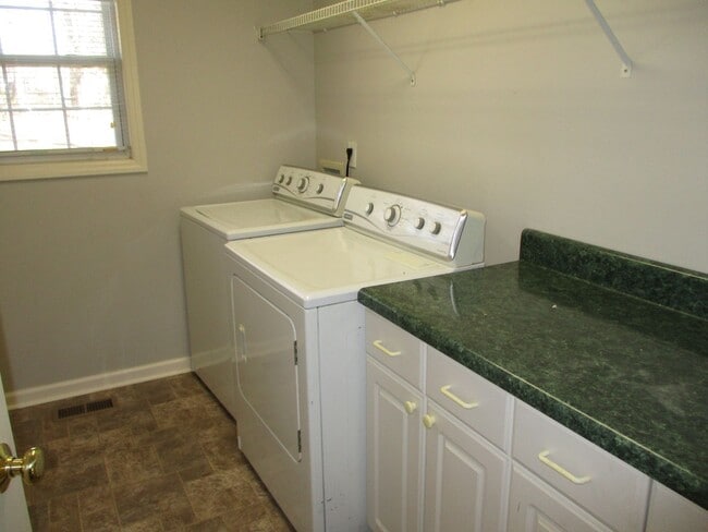 Building Photo - APPLICATION PENDING-NICE-One Level House for Rent in Oak Ridge