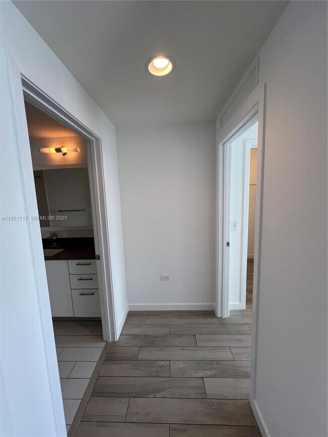 Building Photo - 999 SW 1st Ave