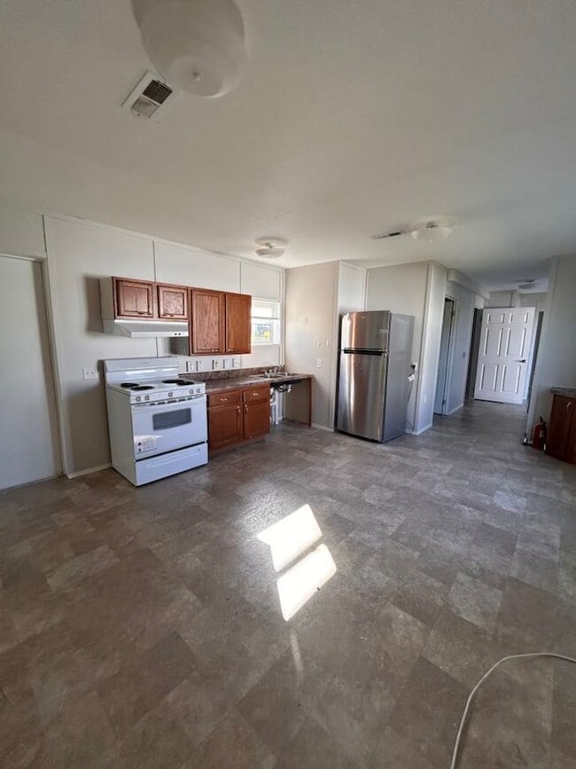 Building Photo - Naples 3/2 updated home