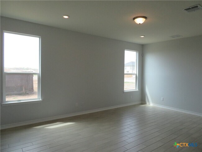 Building Photo - 352 Blacktail Dr