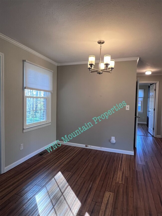 Building Photo - 247 Pleasant Meadow Ln