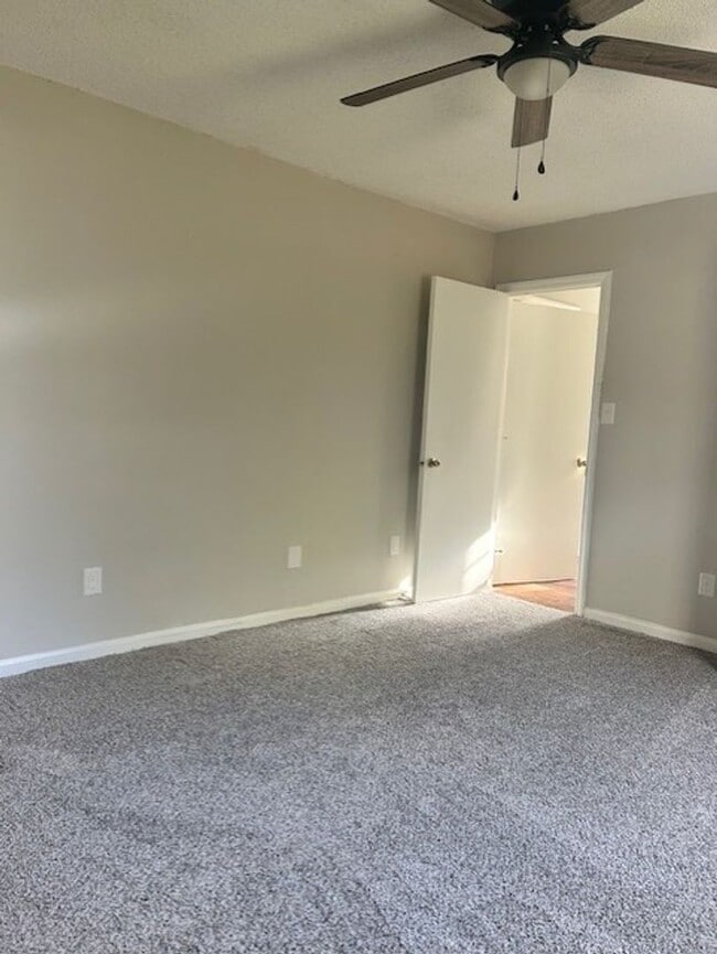 Building Photo - Available 3 bedroom/ 2 bathroom Home!