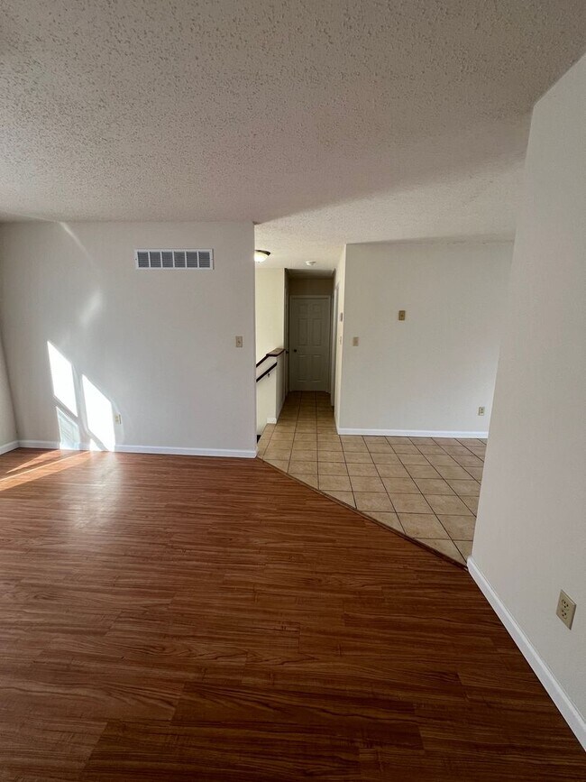 Building Photo - 4 bed 1.5 bath home close to I-44