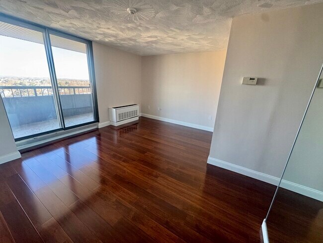 Building Photo - 77 Adams St