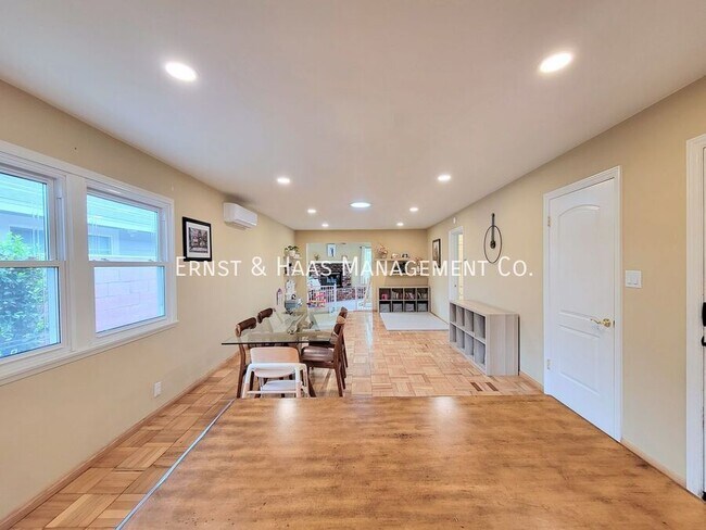 Building Photo - 2054 Pattiz Ave