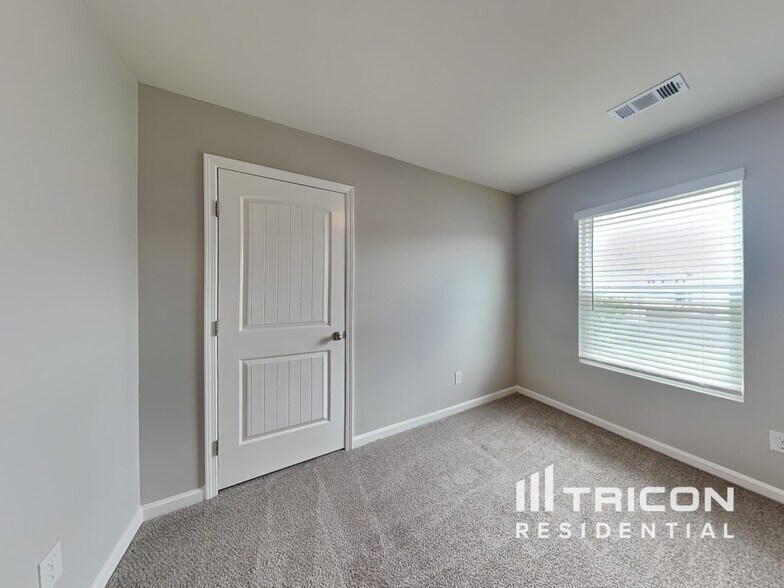 Building Photo - 5580 Foxglove Wy