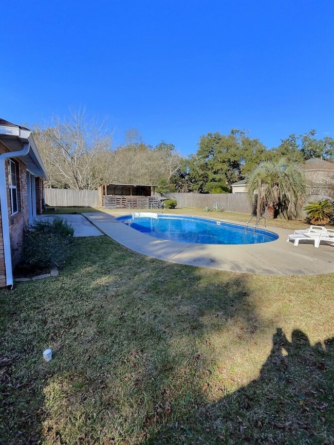 Building Photo - Comfortable 3-Bedroom Home with Pool Near ...