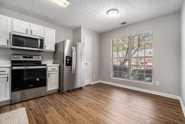 Building Photo - Beautifully Updated Decatur Townhome with Private Backyard
