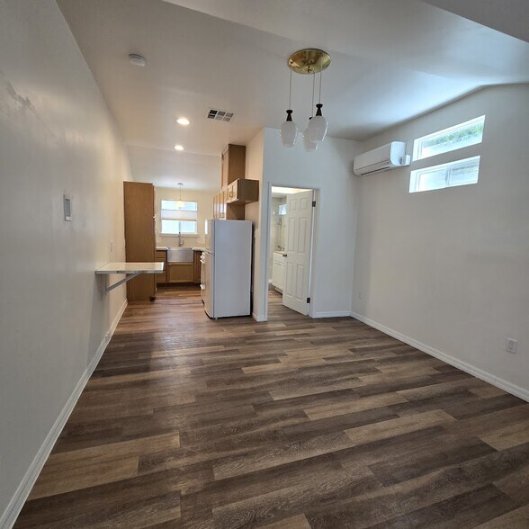 Building Photo - 3555 Colonial Ave