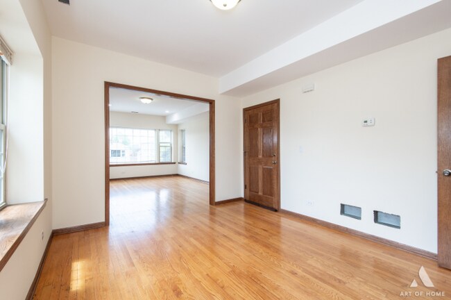 Building Photo - 3301 N Kilbourn Ave
