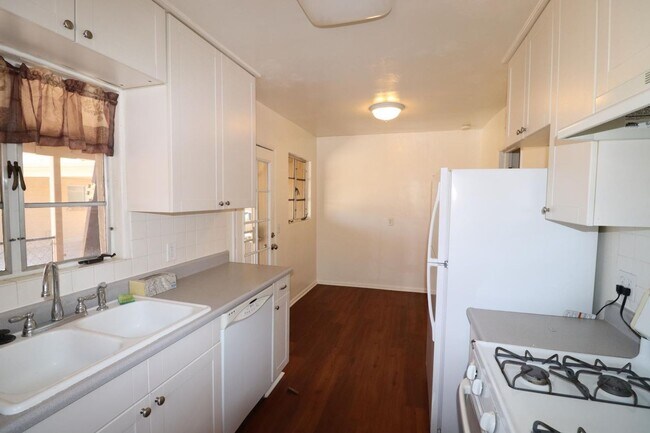 Building Photo - 3 Bedroom 2 Bathroom