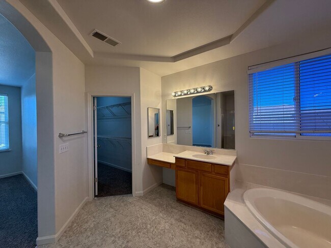 Building Photo - 4-bedroom two story in Sylvan School District!