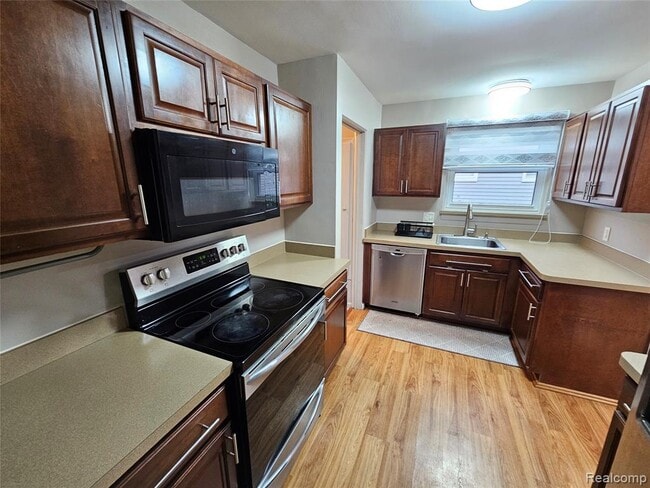 Building Photo - 29624 Rosslyn Ave