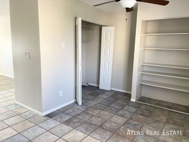 Building Photo - Huge, Open Floorplan with Washer / Dryer I...