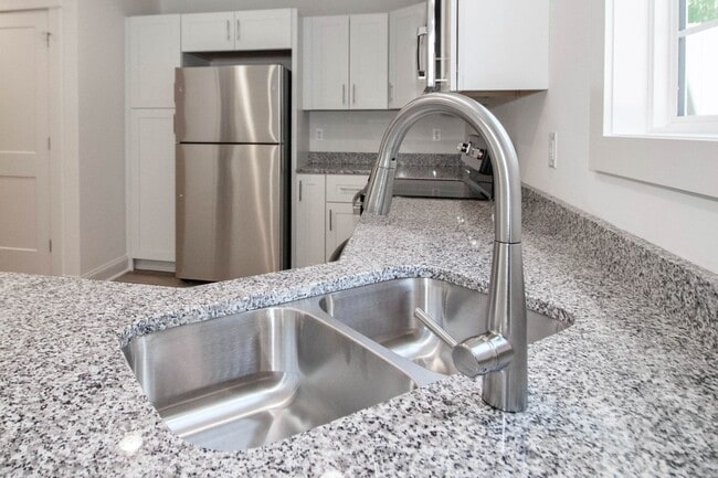 Building Photo - Lux Three Bedroom Townhouse in Sherrills Ford