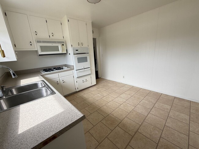 Building Photo - Cardiff 3 br one level large yard pet OK  house TEXT 760-815-3696