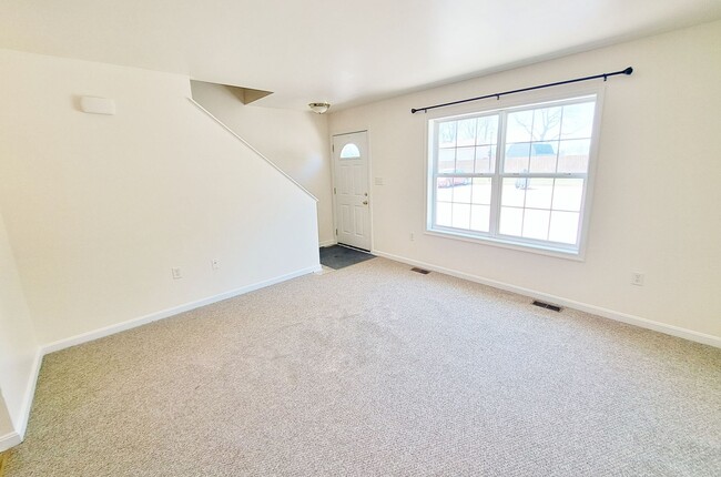 Building Photo - 2 Bed / 1-1/2 Bath Townhome