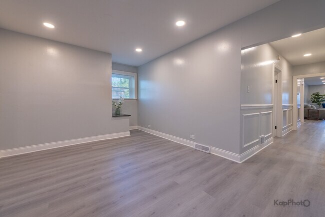 Building Photo - 6259 W Peterson Ave