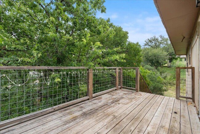Building Photo - 906 N LBJ Dr