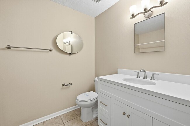 Building Photo - Prime Niceville Location!