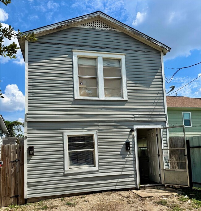 Building Photo - 910 N 67th St