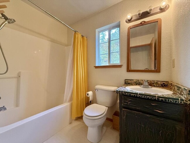 Building Photo - 300 Colonial Dr