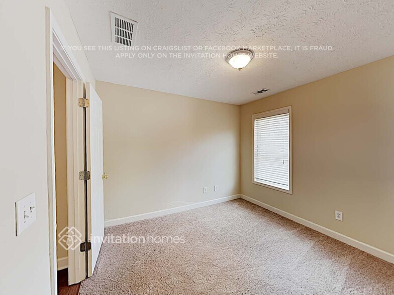 Building Photo - 3145 Claridge Dr SW