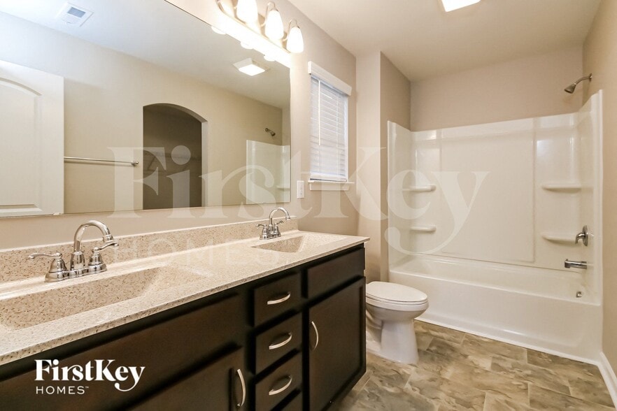 Building Photo - 10112 Holly Park Dr