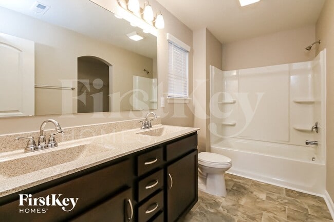 Building Photo - 10112 Holly Park Dr