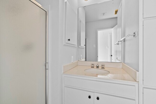 Building Photo - 365 Piney Point Rd