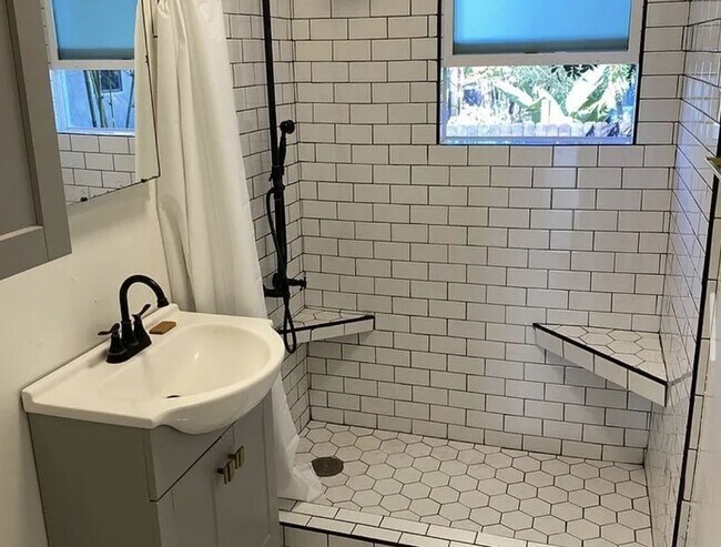 Building Photo - Charming 2 Bed, 1 Bath Home with Modern Up...