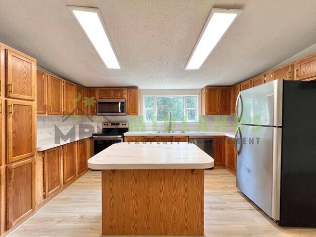 Building Photo - 373 McLee Rd