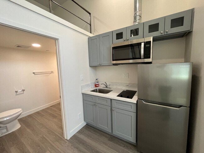 Building Photo - Modern, Large Studio with A/C & High Ceili...