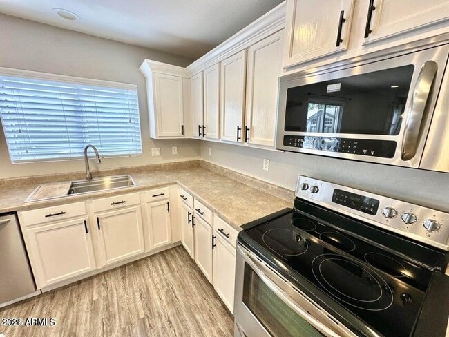 Building Photo - 11569 W Cinnabar Ave