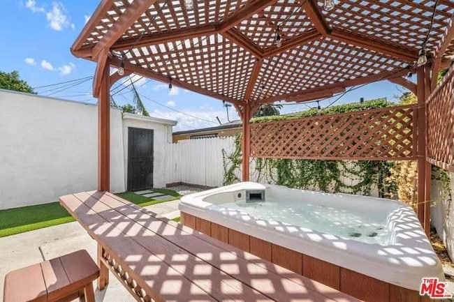 Building Photo - 612 W 105th St