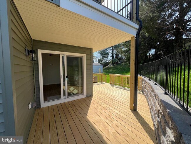 Building Photo - 352 W 11th St