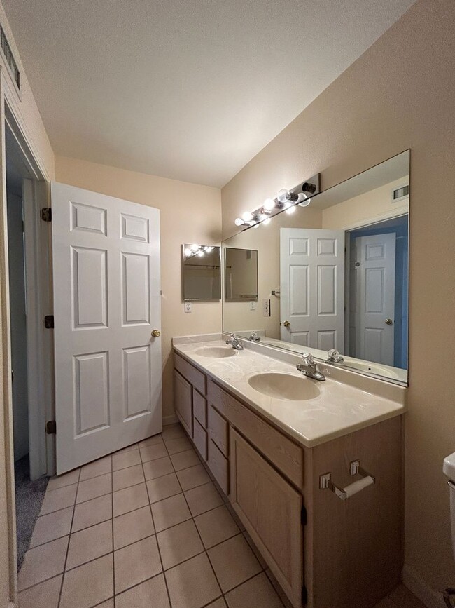 Building Photo - 2-bedroom Condo in Peaceful Broomfield Com...