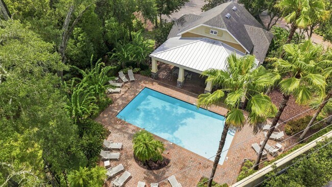 Building Photo - Stunning 3 BR + LOFT / 2.5 BA/ 2-Car-Garage Townhome in GATED community!