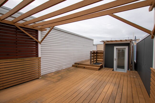 Building Photo - Modern & Efficient Point Breeze Townhome!