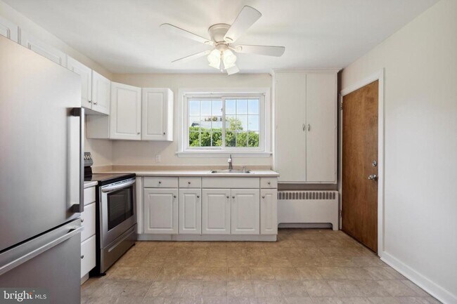 Building Photo - 10 Lloyd Ave