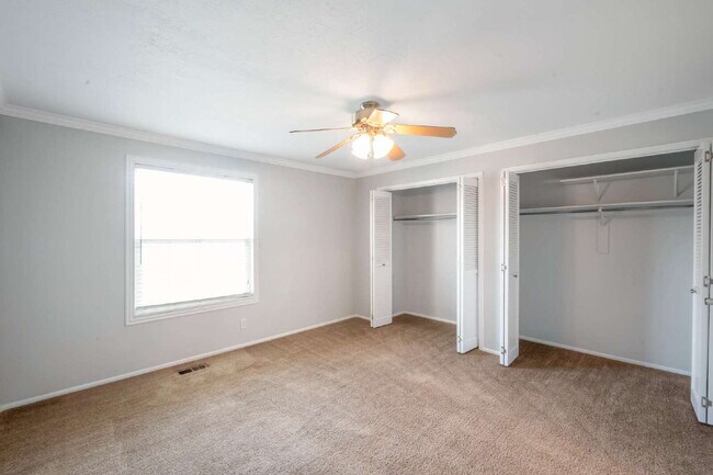 Building Photo - Convenient Sandy Townhome with 3 BD & 2 BA
