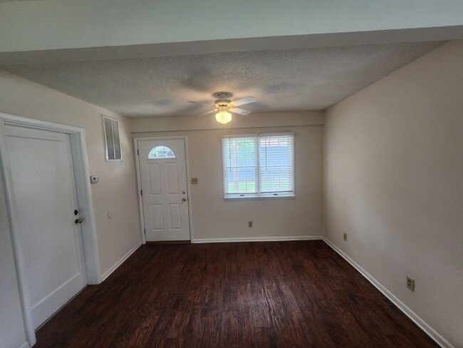 Building Photo - Cozy 2 Bedroom Home